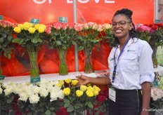 Esther Kanyeria of Danzinger holding the Senti Yellow. In this exhibition Danzinger was giving extra attention to their roses.